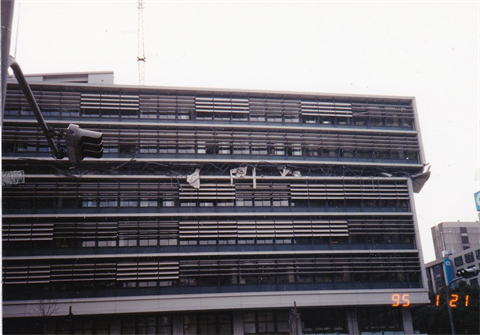 途中の階でスッパリとせん断破壊が生じている。（写真-3）