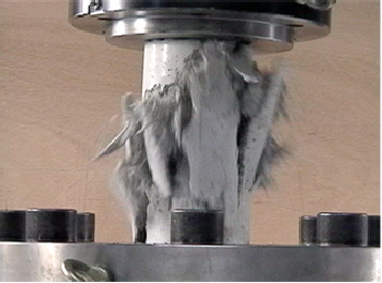 [写真-1]コンクリートの繰返し載荷で壊れた瞬間