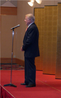 写真-1&emsp;SE'04&nbsp;副議長&emsp;Joseph&nbsp;Penzien博士の挨拶