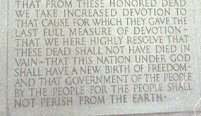 [写真]&emsp;リンカーン像の台座に刻まれたゲッチスバーグ宣言の最後の部分