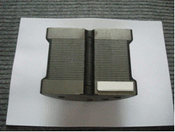 [写真1]&emsp;積層ゴムの模型（半分にわったもの）