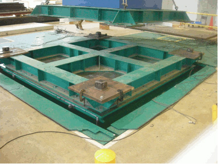 [写真4]&emsp;すべり免震の振動台実験