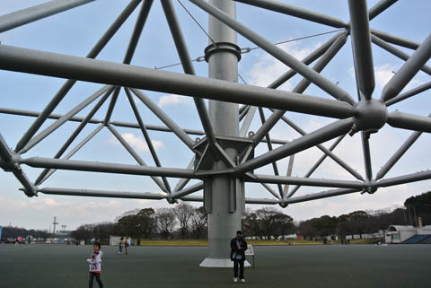 [写真-2]&nbsp;お祭り広場の大屋根の一部。当時はもっと上に揚げられており、屋根の間の空間部が展示スペースで、人が歩けるようになっていた。