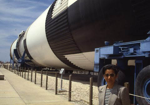 [写真-3]&nbsp;ケネディ宇宙センターに横たわっていたサターンV型ロケット。右下は現在、我が家で堂々と横たわっている29年前のディートリッヒ？