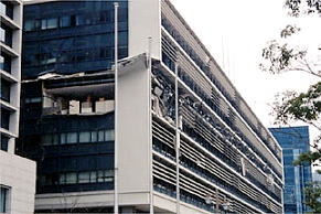 兵庫県南部地震で5階部分がクシャットつぶれた神戸市役所