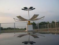 [写真2]&nbsp;反射膜利用の太陽熱（光）発電装置