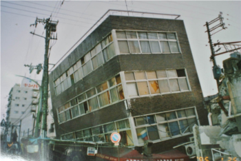 [写真2]&nbsp;1階柱の破壊で全体が傾いた建物（1995 兵庫県南部地震）